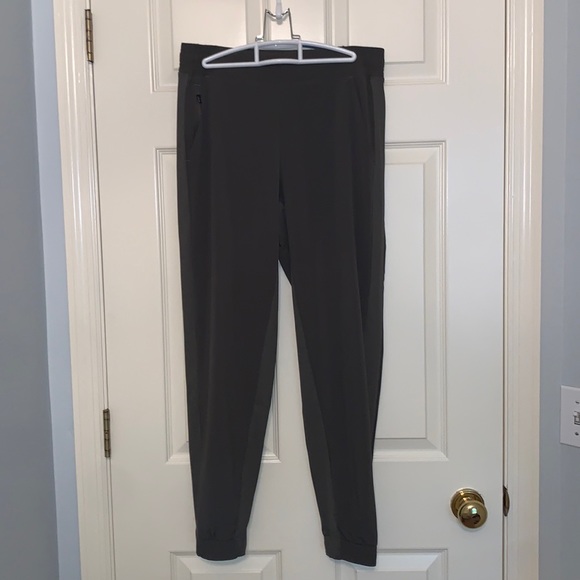 Athleta Pants - Athleta Brooklyn Joggers size 6